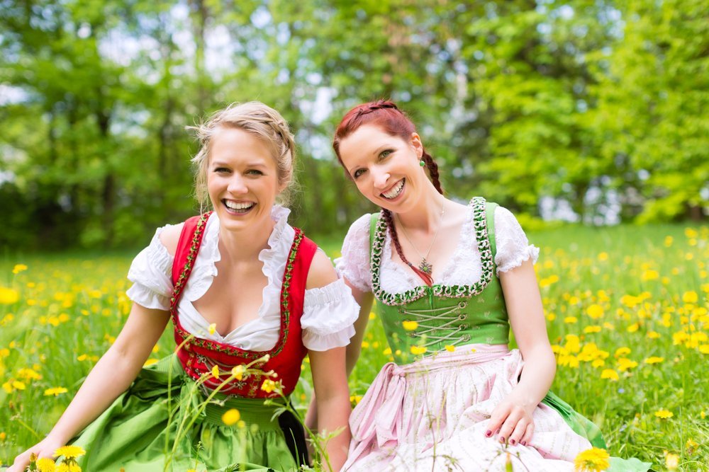 Красивая молодая немка. Дирндль и ледерхозен. Немецкие девушки. Баварские девушки. Традиционная одежда на Октоберфест.