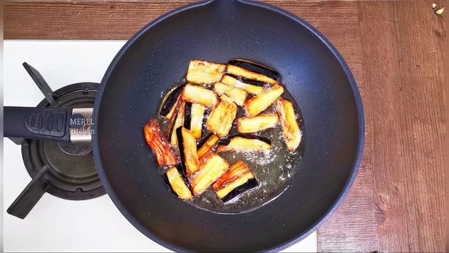 Рецепт очень вкусного тёплого салата «Баклажаны по-китайски». Получается ароматно, пикантно и готовится просто