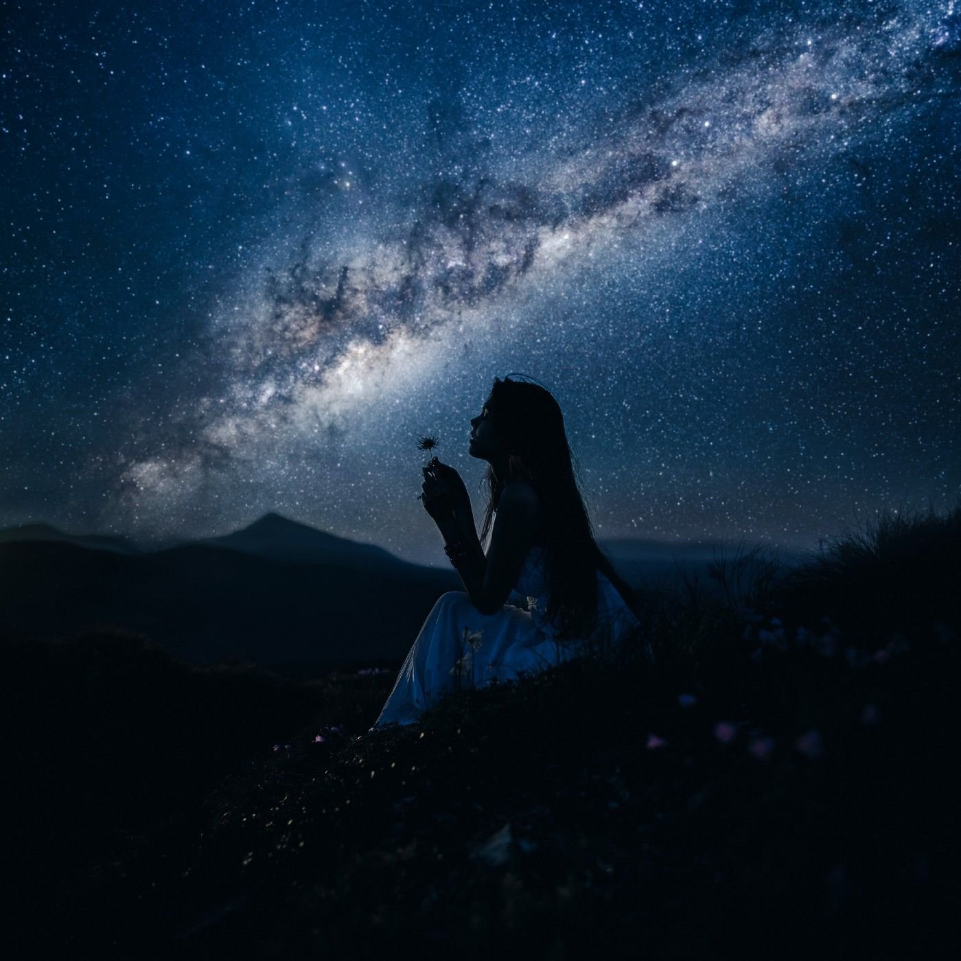 Ария смотрящего на звезды. Девушка и звездное небо. Девушка звезда. Девушка под звездным небом. Девушка ночь звезды.