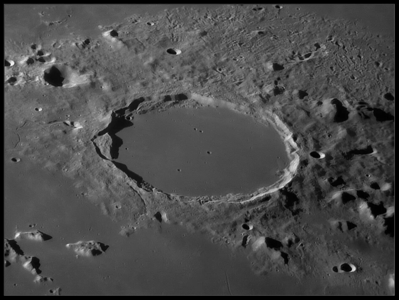 Кратер на луне в честь. Кратер Платон на Луне. Кратер Менделеева. Белькович (лунный кратер). Лунный кратер Эйлер.