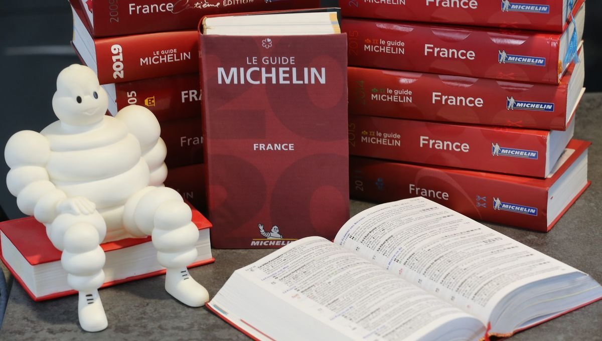 Гид мишлен москва. Красный гид Мишлен 2021. Michelin Guide 2021. Красный путеводитель Мишлен. Красный гид Мишлен книга.