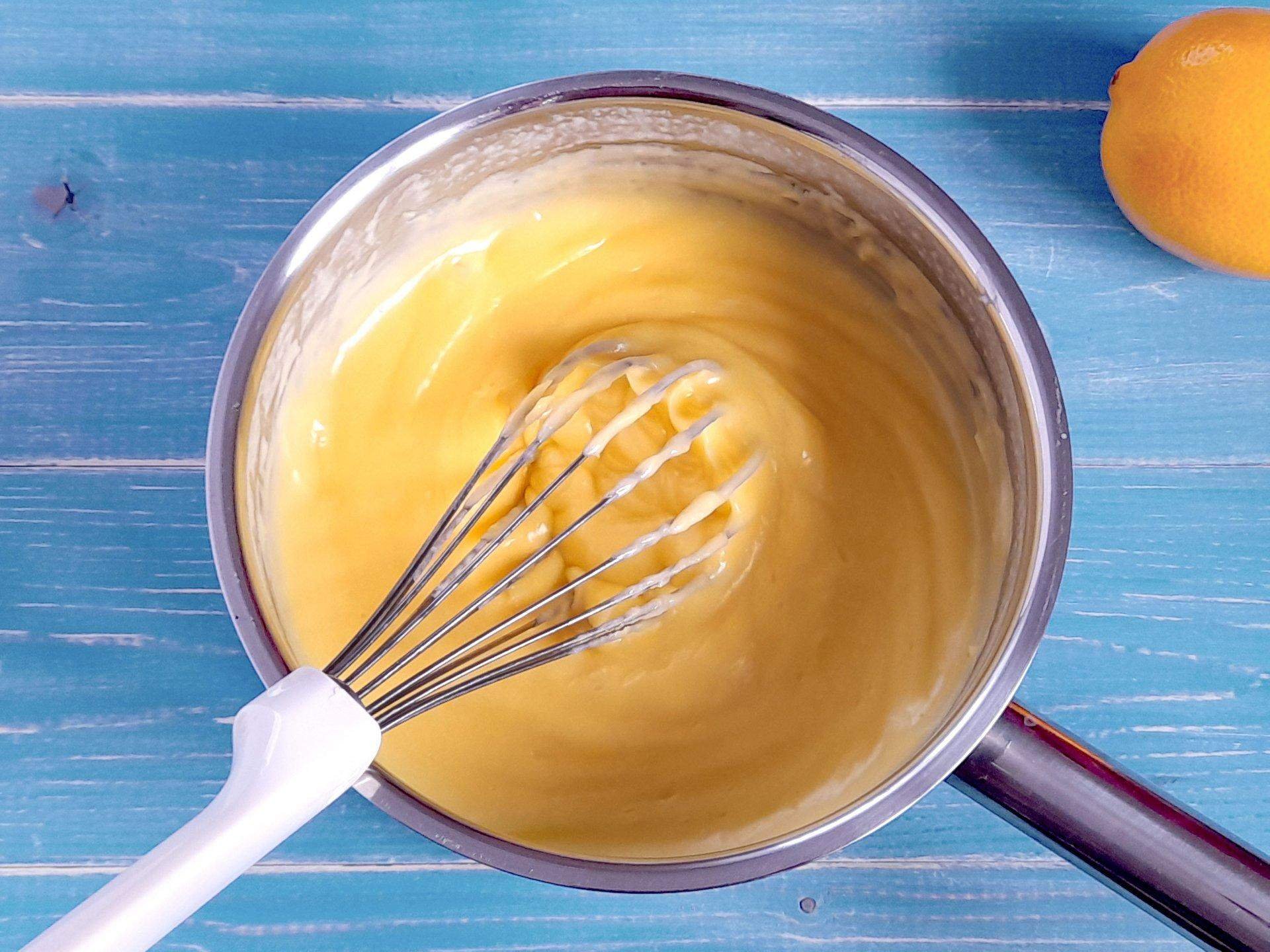 Смазывать яйца маслом. Для смазывания яичных желтков. Желтком или белком смазывают выпечку. Смазать пирог яйцом желтком. Желток в ложке.