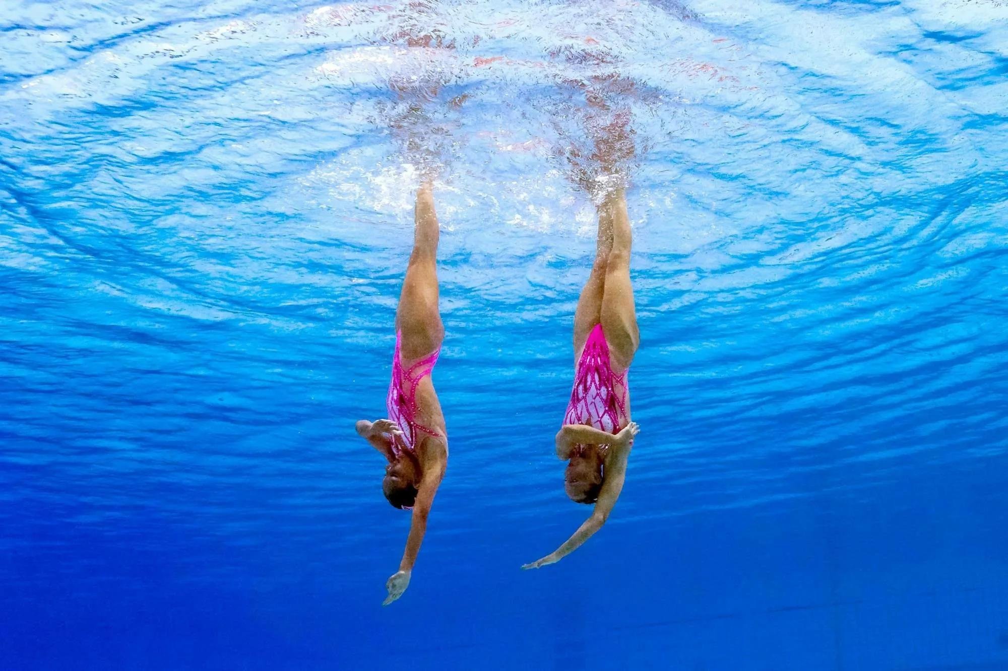 Результат синхронного плавания. Эйфель синхронное плавание. Синхронное плавание под водой. Синхронное плавание красивые. Прыжки в воду синхронное плавание.