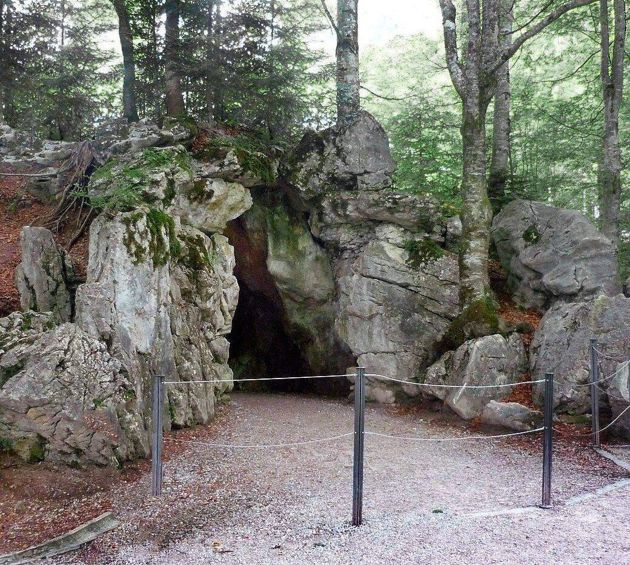 Вход в него скромен как и положено секретной пещере в лесу