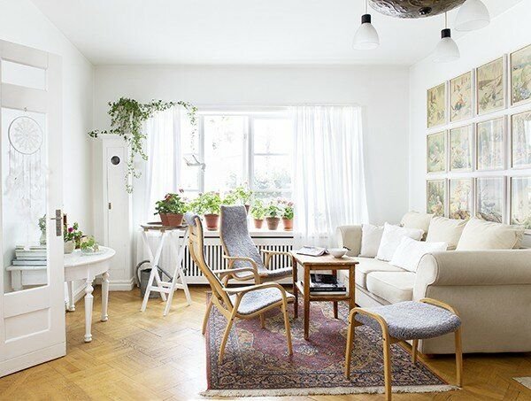 Дом в Мальмё: скандинавский свежий интерьер с классными идеями! Открытые полки, контрастные стулья, старинное зеркало в ванной комнате