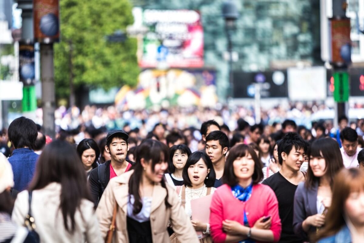 Сколько человек проживает в японии. Япония люди на улице. Жители Японии. Японцы люди. Толпа японцев.