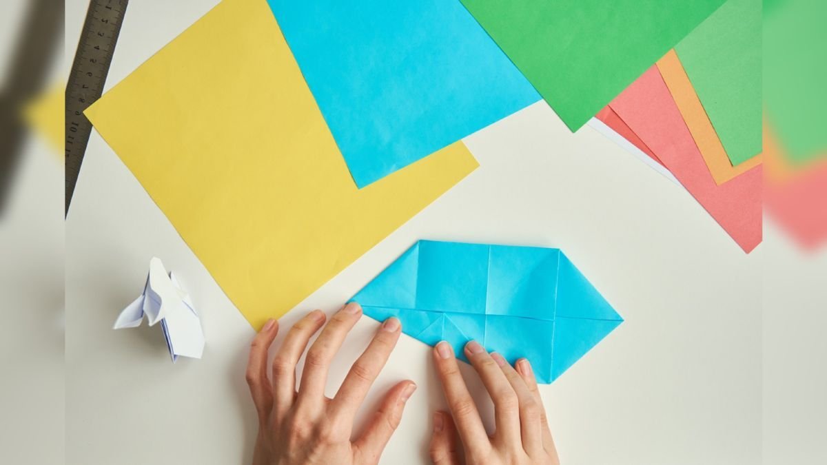 Сколько раз можно сложить лист пополам. Красивые обои сложенной бумаги. Лист бумаги складываем пополам. Что можно сложить из бумаги. Folds the paper картинки.