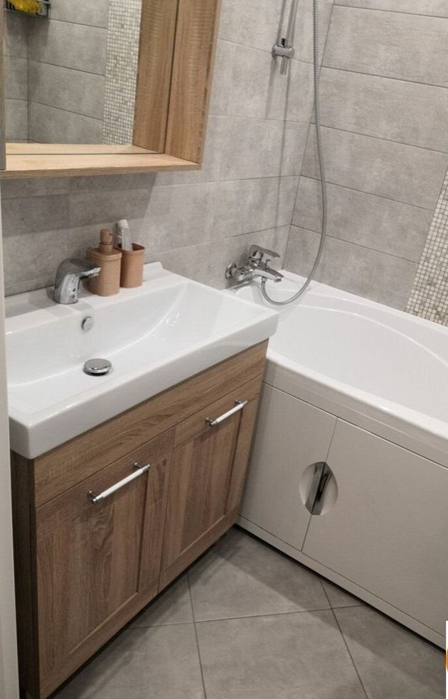 Красивый и практичный ремонт маленькой ванной в старой типовой квартире. Скромный, но при этом стильный интерьер