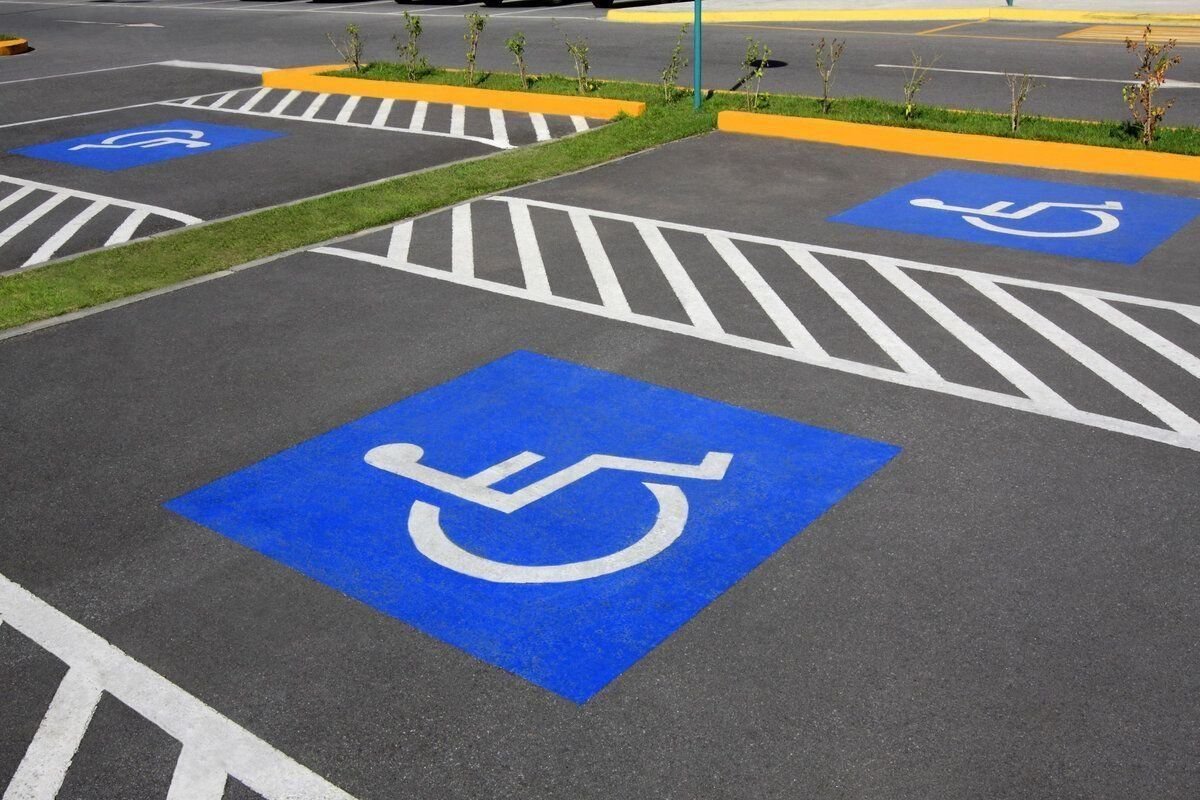 Каким инвалидам можно парковаться. Парковочное место для инвалидов. Места для инвалидов. Мечта для инвалидов на парковке. Место стоянки для инвалидов.