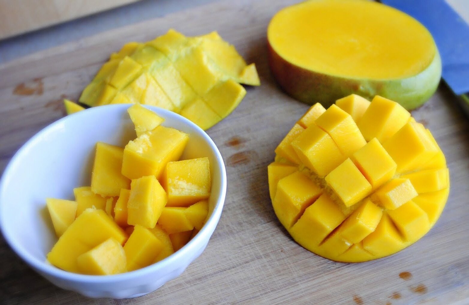 Как правильно разделать манго. Манго нарезанное кубиками. Нарезать манго дольками. Манго нарезка кубиками. Красиво порезать манго.