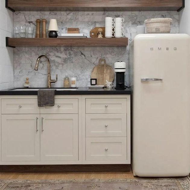 Куда поставить холодильник на маленькой кухне, если места совсем нет. Красивые и удобные варианты