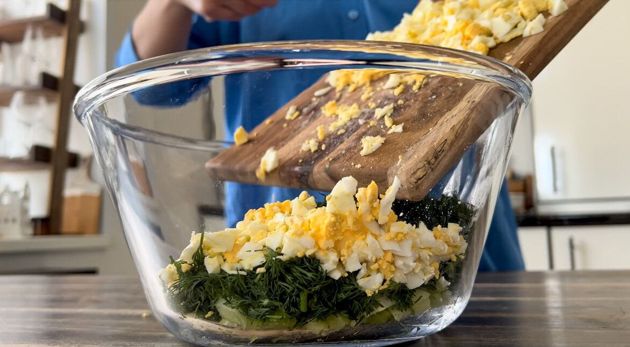 Если остались лишние вареные яйца: рецепт салата из яиц