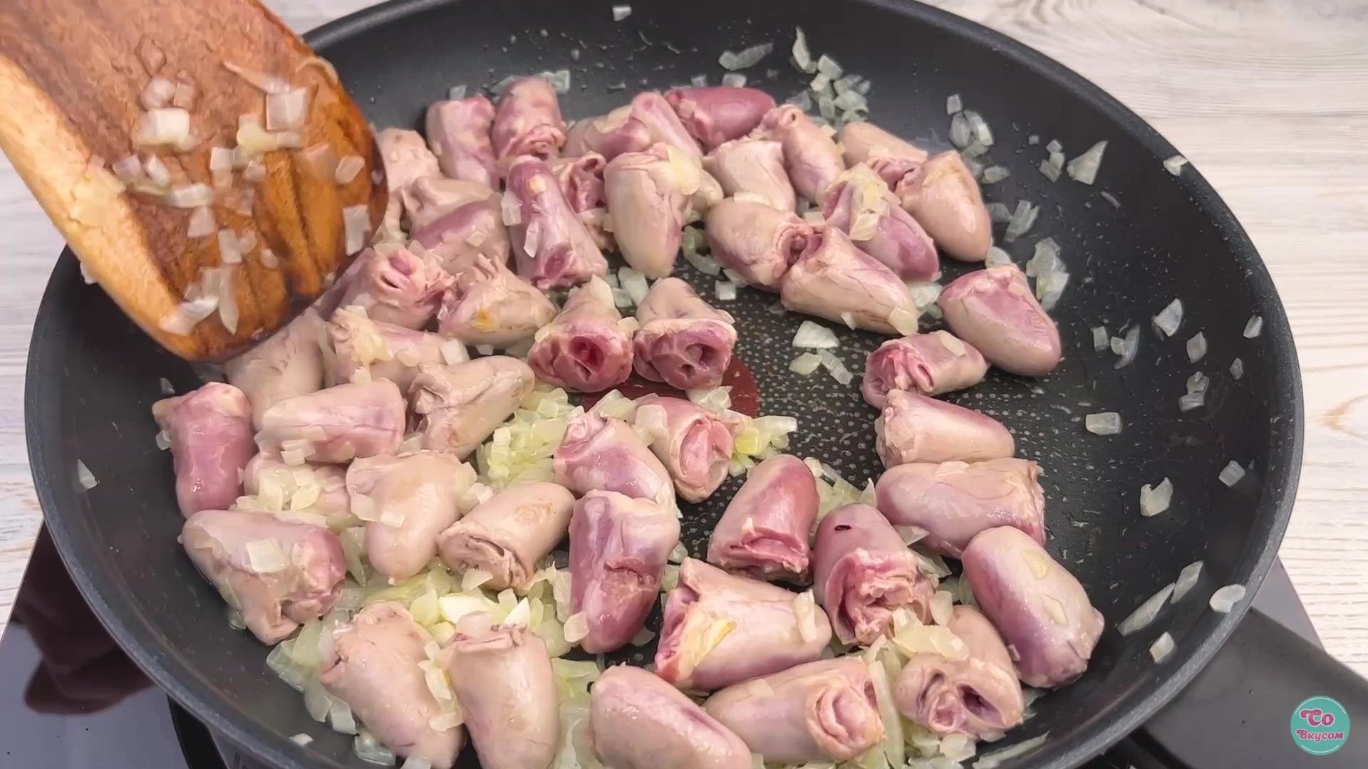 Сердечки в сметанном соусе на сковороде куриные
