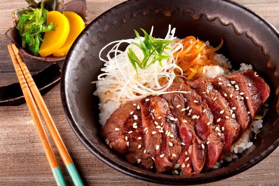 Meat rice. Горячие блюда японской кухни. Японская кухня мясные блюда. Японские горячие блюда. Японские блюда из говядины.