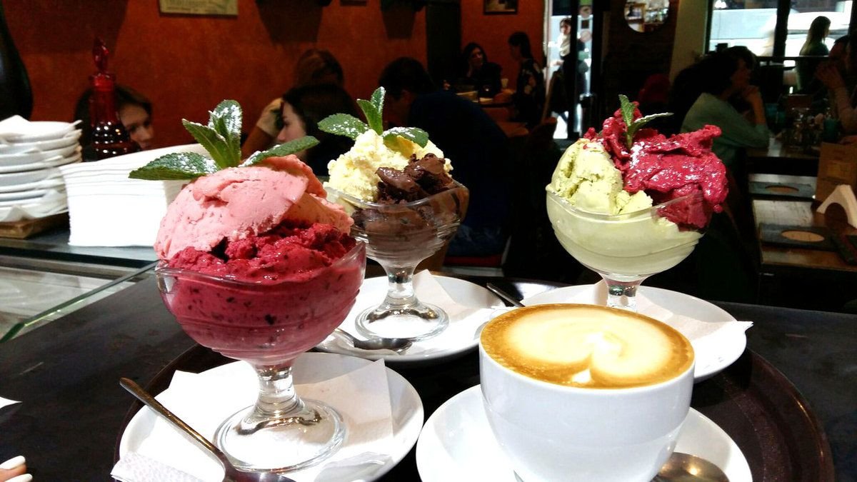 Доставка мороженого спб. Кафе мороженое. Итальянское кафе мороженое. Мороженица для кафе. Кафе мороженое в Питере.