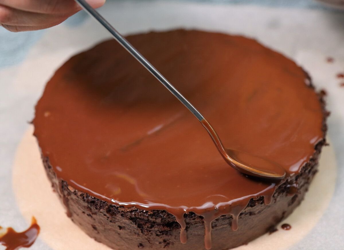 Торт с глазурью по краям. Шоколадный торт Марчелло. Торт шоколадный глаз. Очень нежный воздушный шоколадный торт. Застывшая глазурь