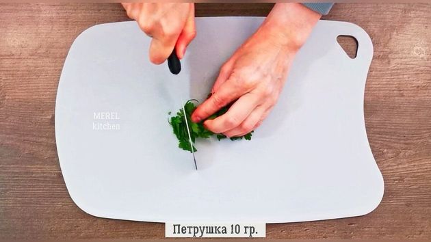 Такой салат готовят в Грузии на каждое застолье. Вкусный и ароматный салат «Ацецили»