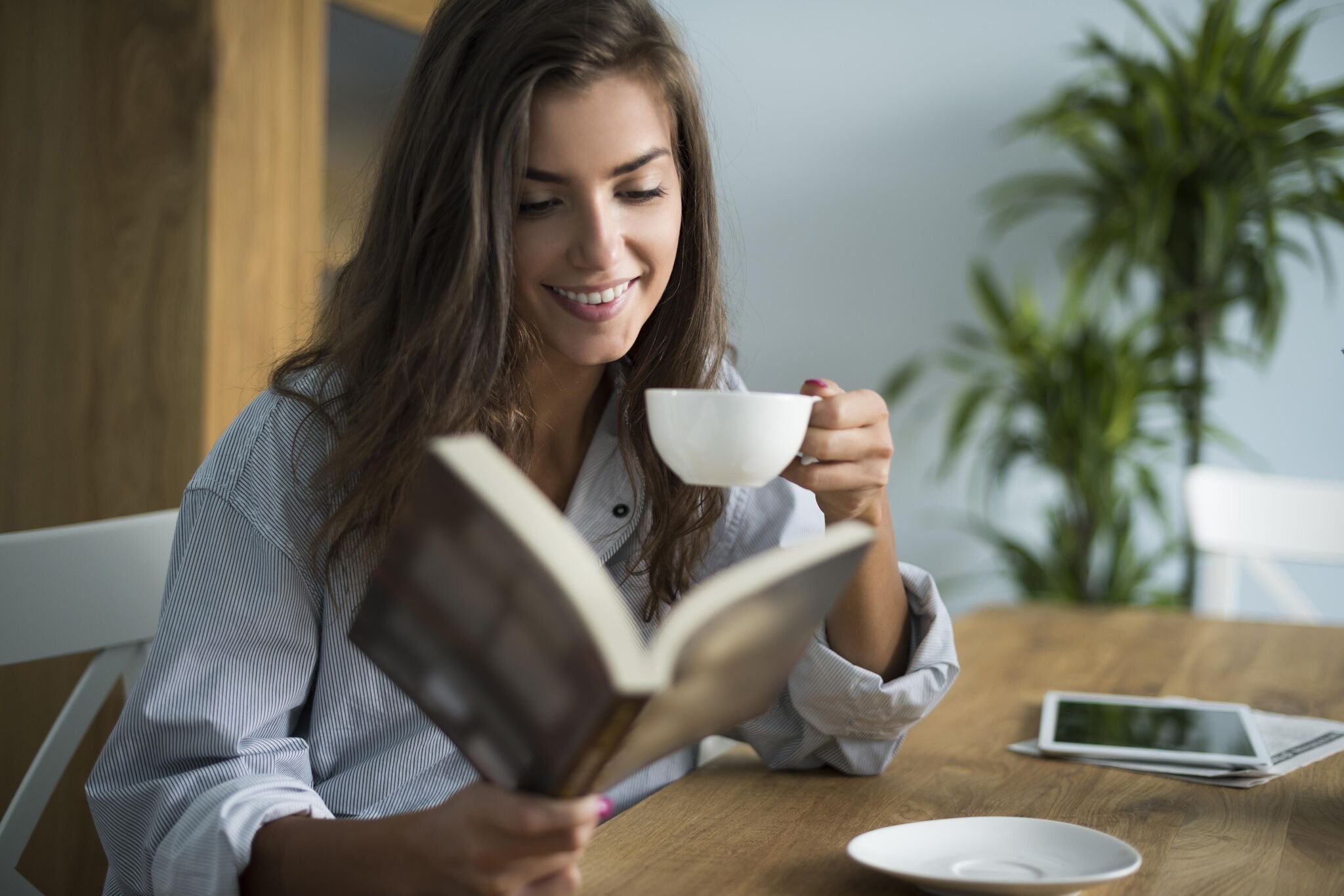 Литературное удовольствие. Девушка с книгой. Чтение за чашкой чая. Чтение в кафе. Чтение и кофе.