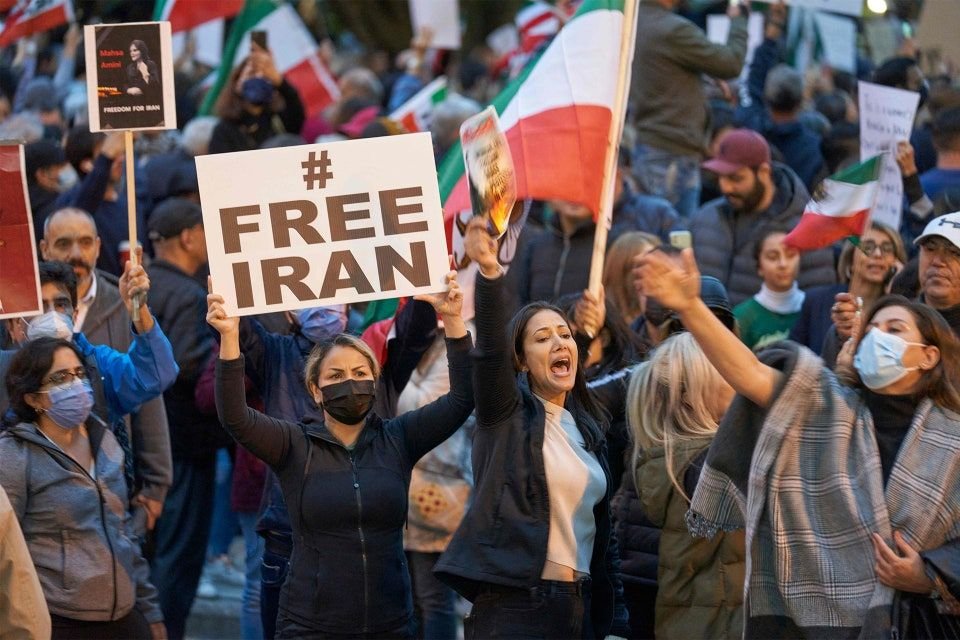 Ситуация в мире политика. Протесты в Иране 2022 женщины. Иран 2022 люди. Иранские женщины.