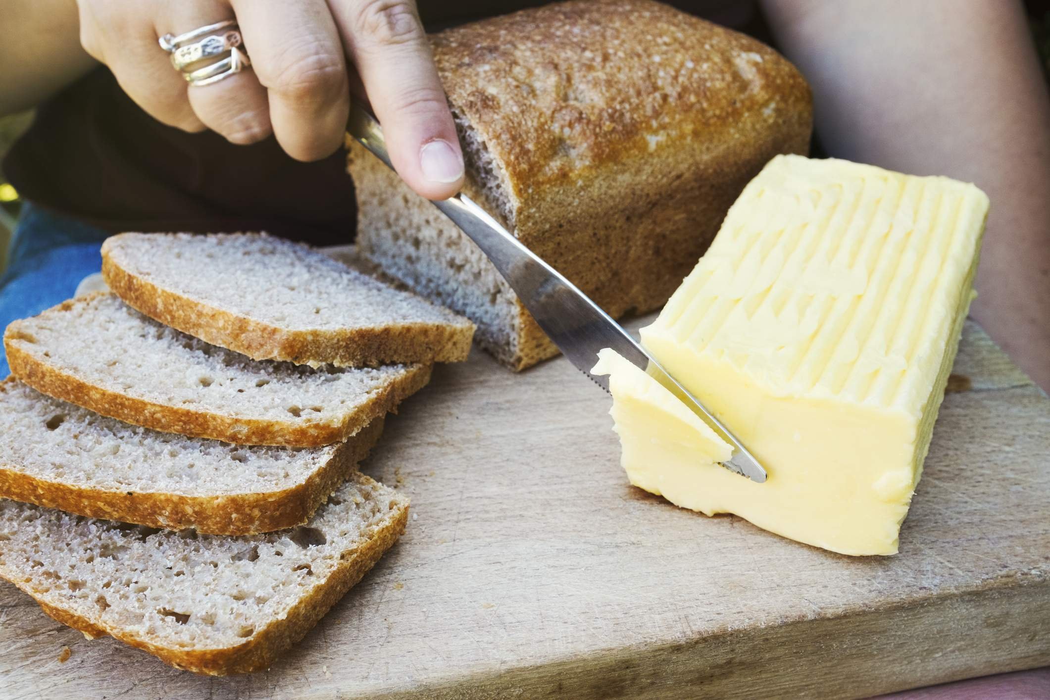 Можно ли есть масло с хлебом. Бутерброд с маслом. Сливочное масло на хлебе. Хлеб с маслом. Намазывает масло на хлеб.