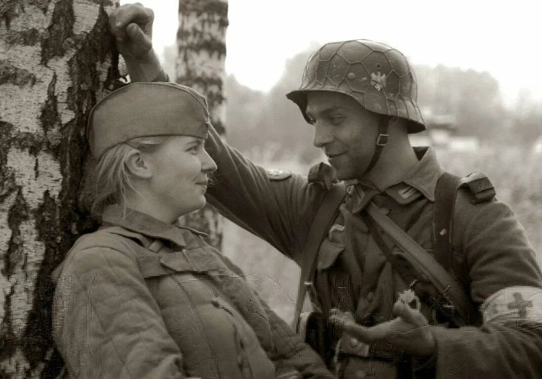 За солдатами ухаживают. ППЖ на фронте. Немецкий солдат с девушкой. Немец и русская девушка. Немцы и русские девушки.