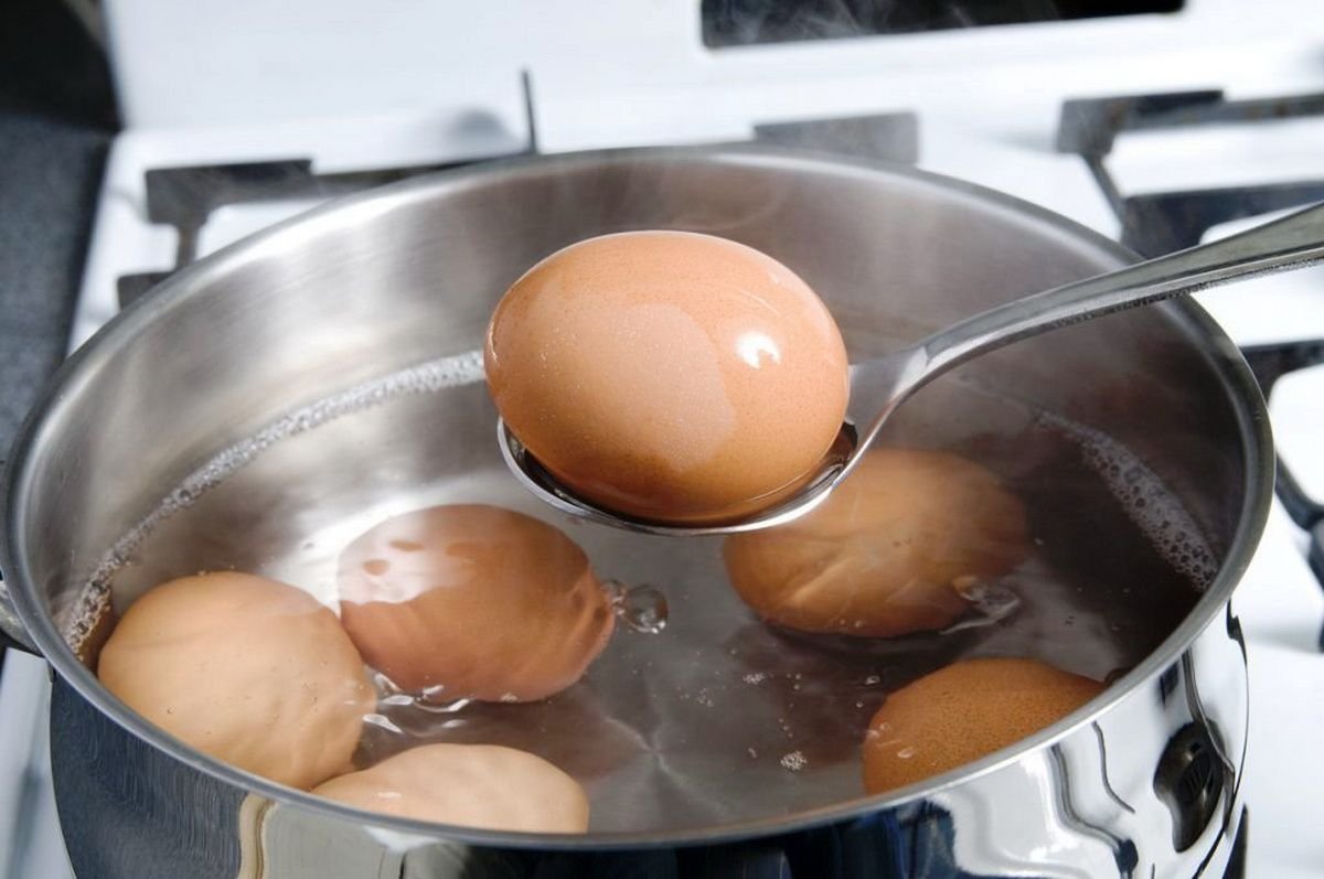 Сначала яйца варят и солят