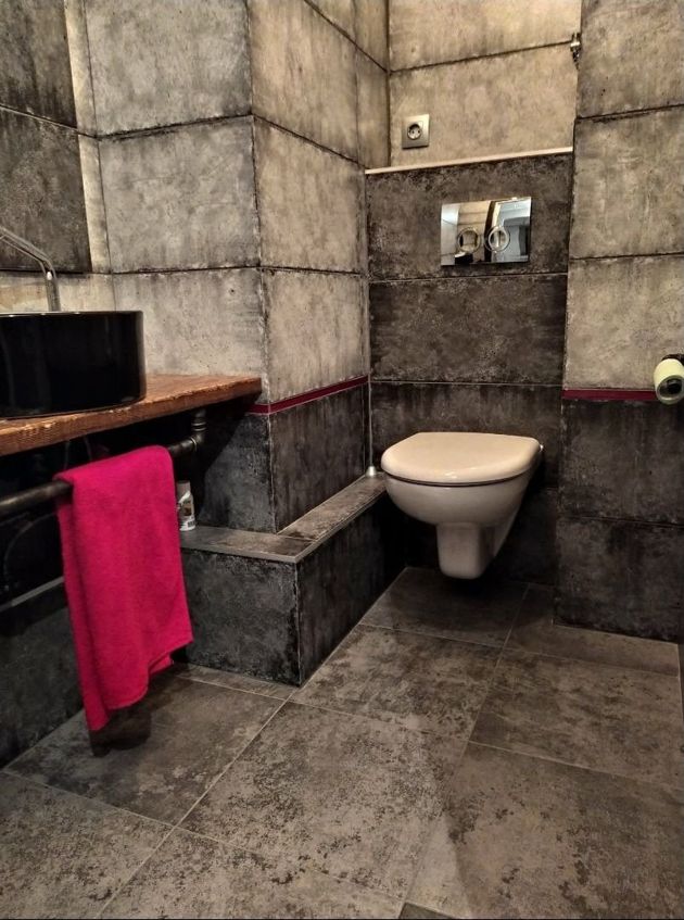 Оригинальный дизайн ванной комнаты в стиле Лофт с «серыми» стенами и мрачным освещением