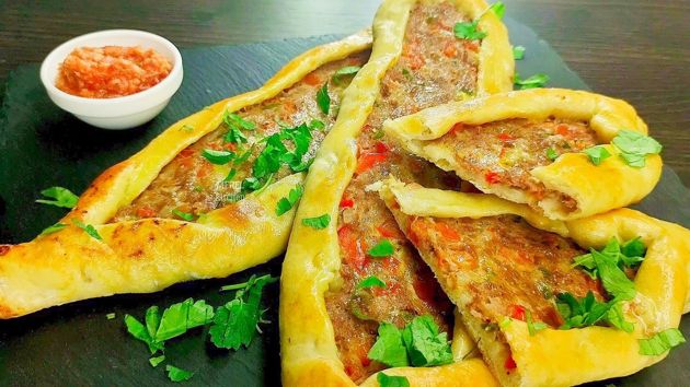 На отдыхе в Турции подают очень вкусные лепешки «Киймали пидэ» вместо пиццы: как легко и просто приготовить их дома