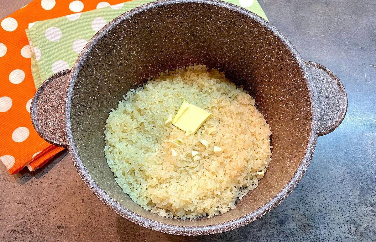 Рецепт рассыпчатого риса с морковью. Рис в кастрюле. Выложить рис в форму. Способы готовки риса. Рис рассыпчатый на гарнир рецепт в кастрюле.