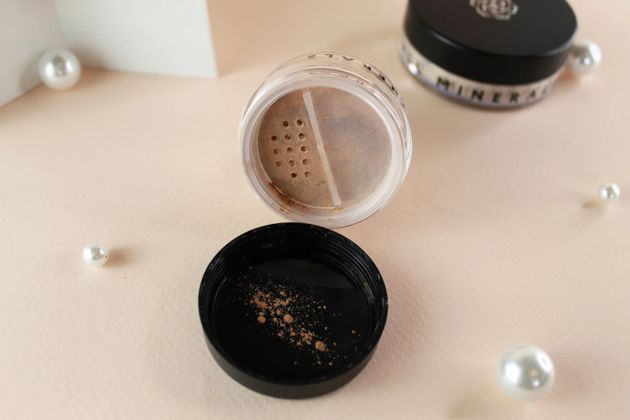 Золотая находка: минеральная косметика, которая скроет морщины, сгладит поры и спасёт макияж в жару