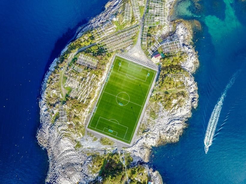 Стадион на острове. Стадион Хеннингсвер, Норвегия. Хеннингсвер Норвегия футбольное поле. Футбольный стадион Хеннингсвер. Стадион на острове Хеннингсвер, Норвегия.