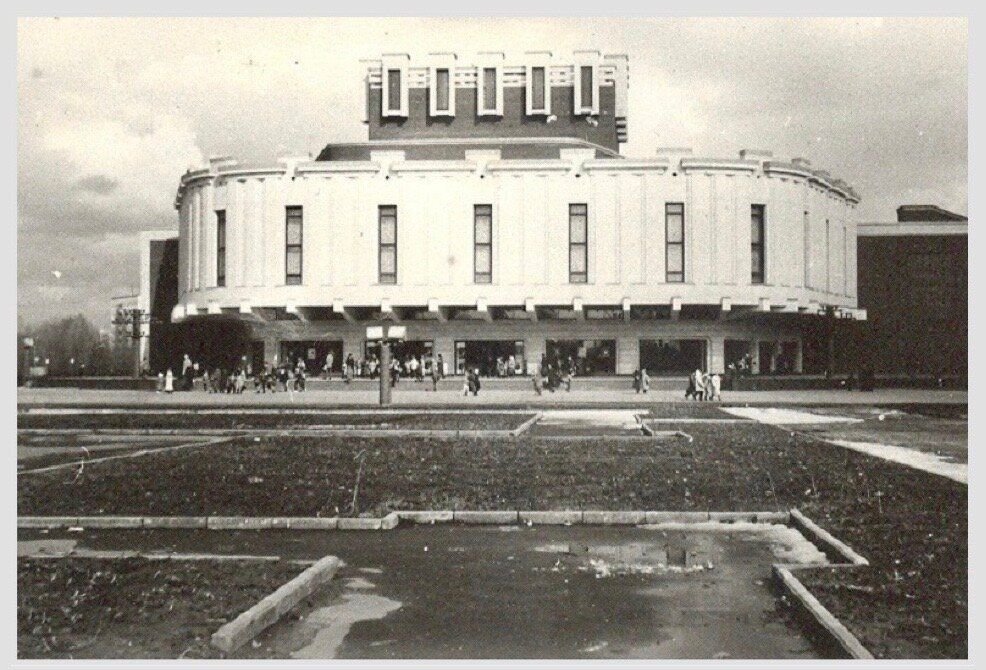Театры 1990 года. Театр в 1990-е годы в России. Театр метро Кузьминки. Театр в 1990 годы в России. Кузьминки 1990 год.