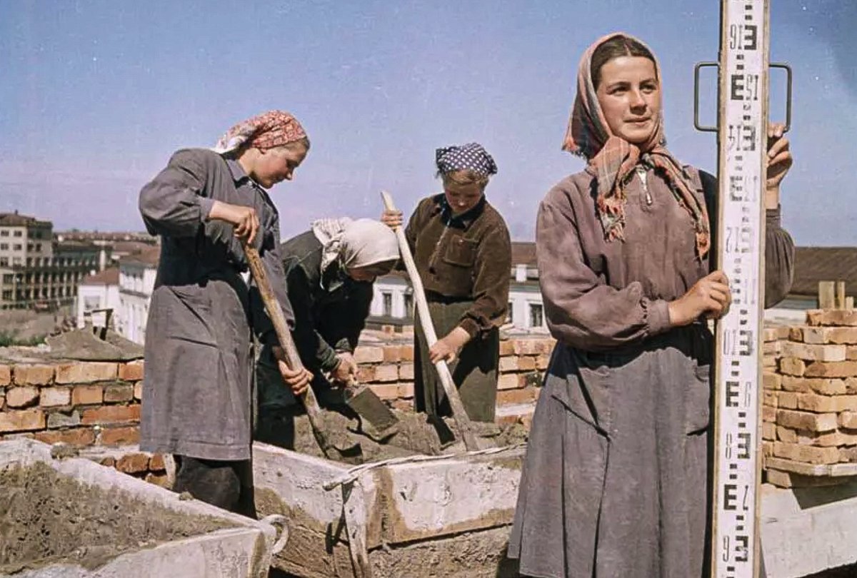 Тяжелая жизнь старых. Советские женщины строители. Послевоенные стройки. Женщины на стройке в СССР. Послевоенные стройки СССР.