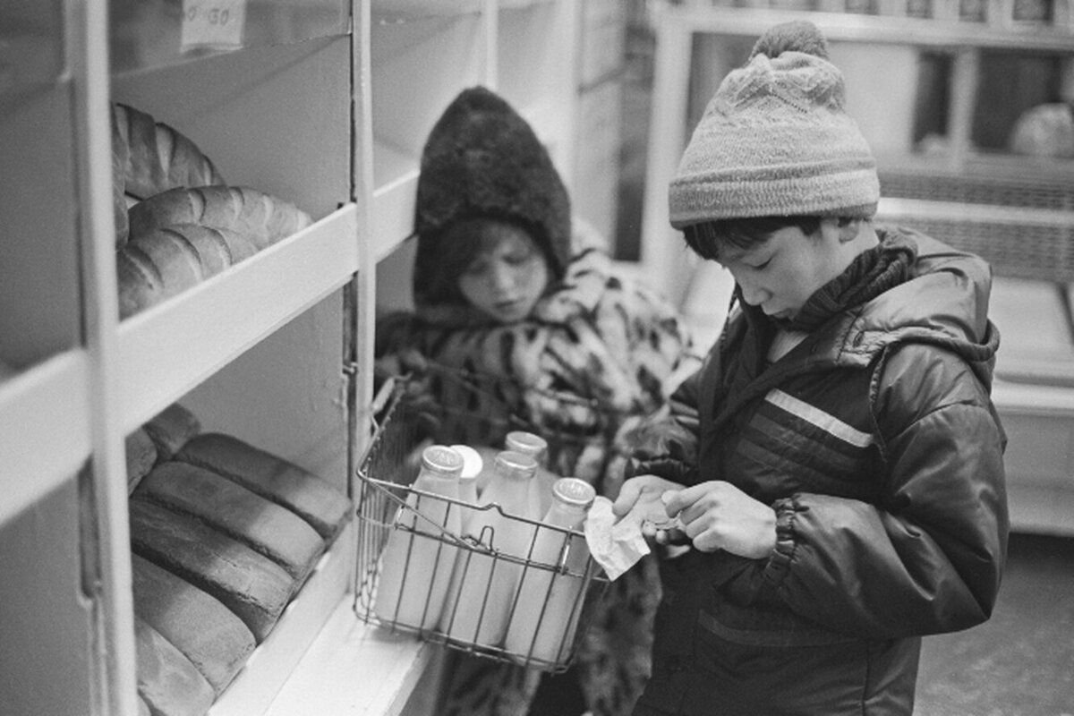 Включи советские времена. Хлебный магазин СССР. Советские дети в магазине. Советский ребенок идет в магазин. Советский магазин хлеб.