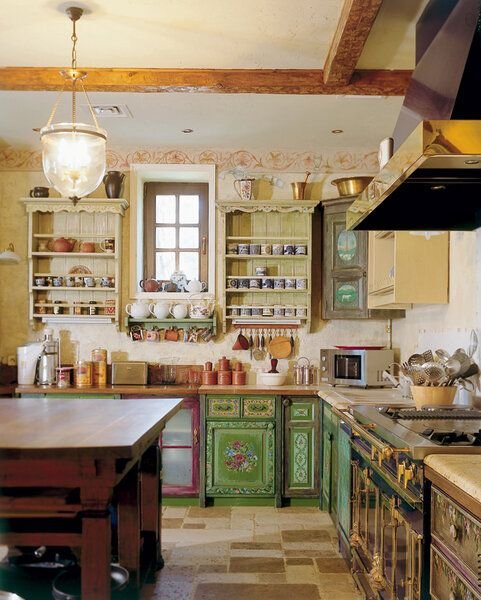 Кухня крупным планом Юлии Высоцкой: стиль прованс, шкафы с занавесками и ручная роспись