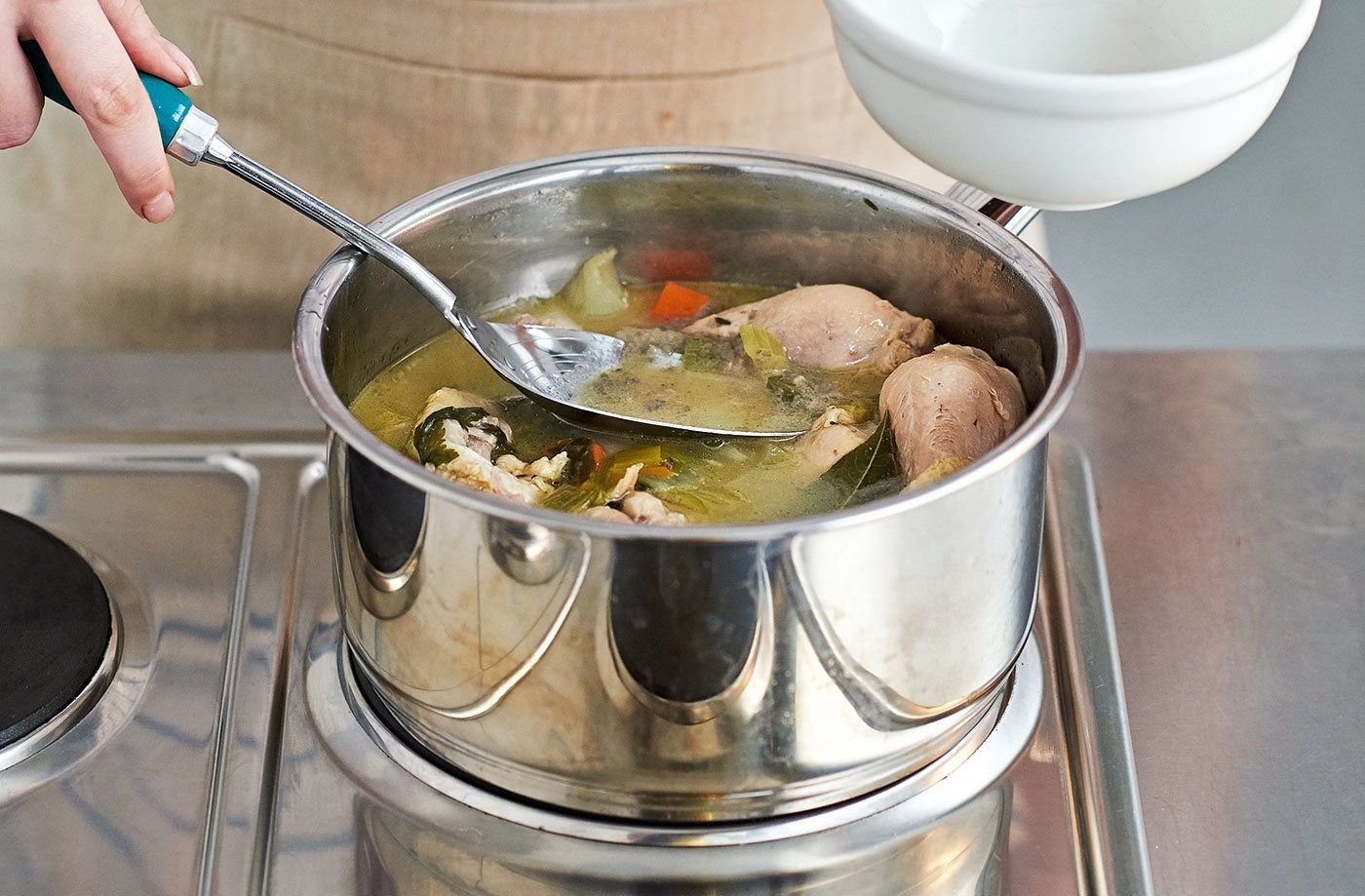 Сколько минут надо варить куриный бульон из голени. Сколько надо варить куриный суп. Ложка для снятия накипи с бульона. Сколько варить домашнюю курицу для супа. Можно готовить в алюминиевой посуде