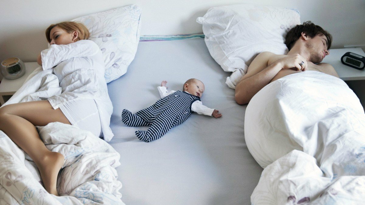 До скольки спят родители. Мать с младенцем в кровати. Родители спят. Малыши на кровати с родителями. Кровать для детей.