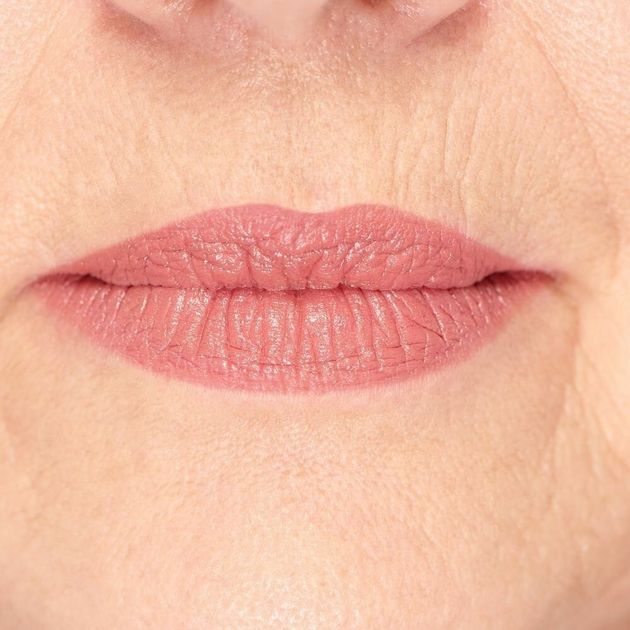 Учимся омолаживать губы в 60 лет: как их правильно красить, чтобы помада не затекала в морщинки