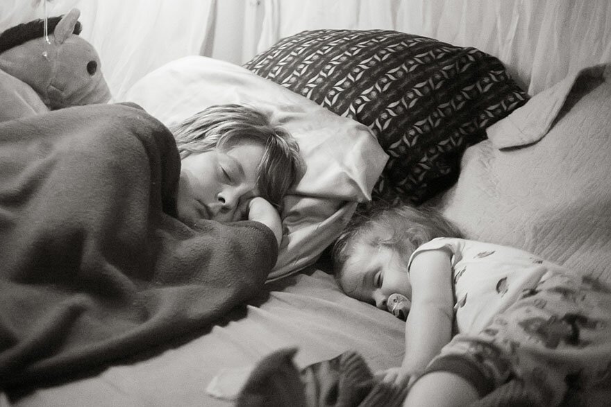 Т спящего брата. Спящие сестры. Спящий подросток. Спят в одной постели дети.