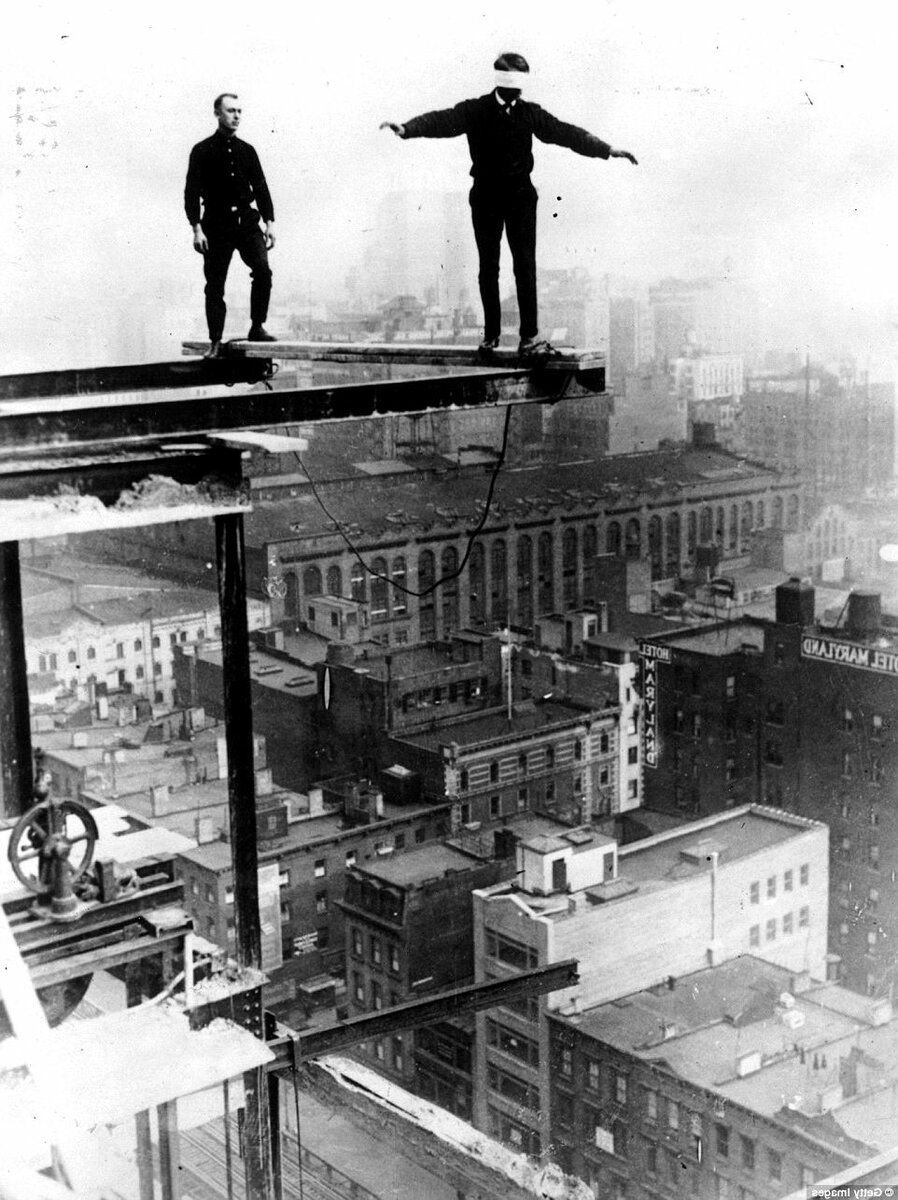 Рабочие кидают. Строители небоскребов в Нью-Йорке на балке. Эмпайр Стейт Билдинг стройка. Строители высотники Нью-Йорка.