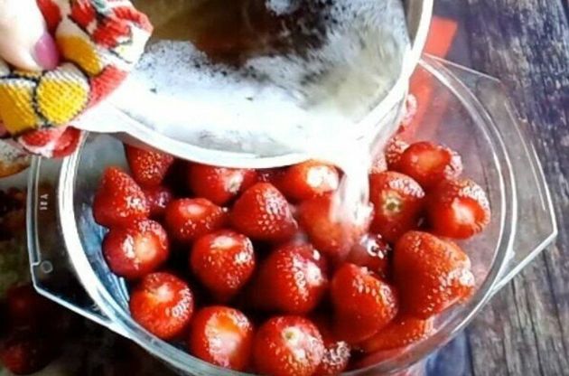 Рецепт ароматного клубничного варенья без варки ягод