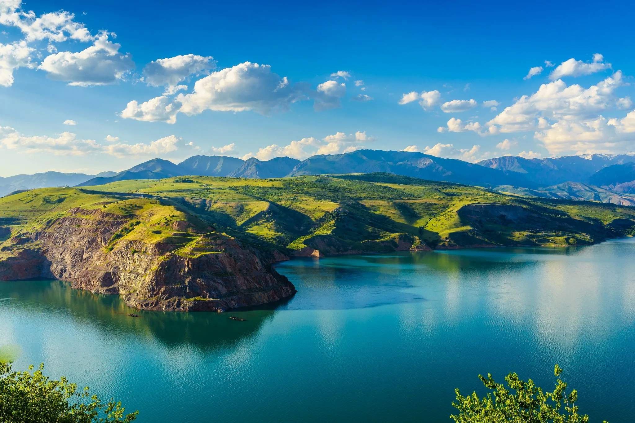 Это озеро привлекает туристов. Узбекистан Ташкент природа. Узбекистан горы Урунгач. Озеро Урунгач. Чарвак Чимган.