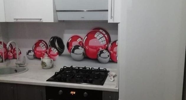 Пример ремонта кухни 8 кв.м с рабочей зоной вместо подоконника. Светлая кухня с ярко-красными акцентами