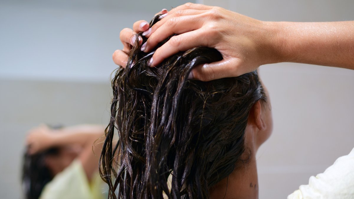 Глина вместо шампуня: как использовать этот натуральный продукт для мытья головы