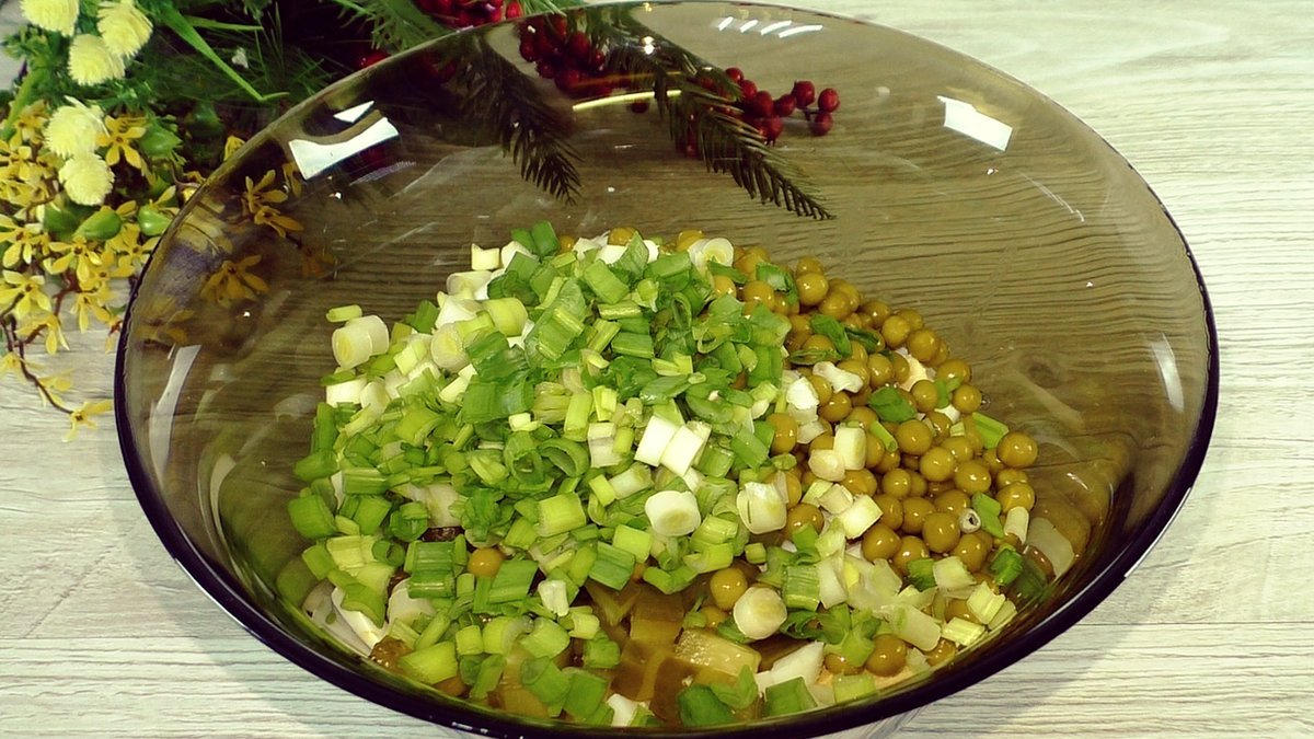 Беру рыбные консервы и готовлю салат, получается много, готовится просто: хоть на праздничный стол, хоть на каждый день
