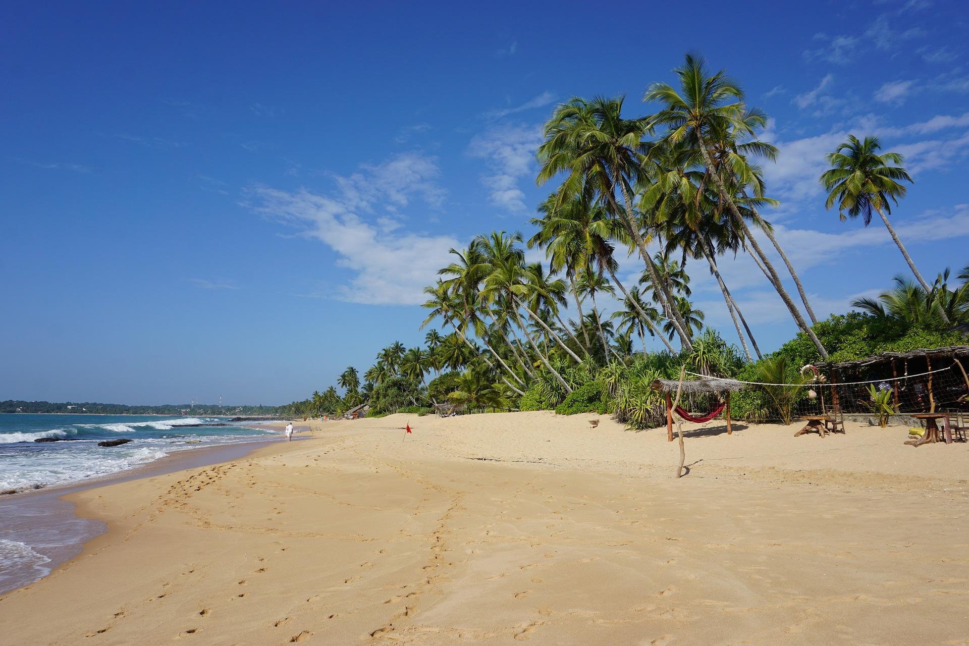 Страховка шри ланка. Тангалле Шри Ланка. Пляж Тангалле Шри Ланка. Пляж Хиккадува Шри Ланка. Тангалле Шри Ланка качели.