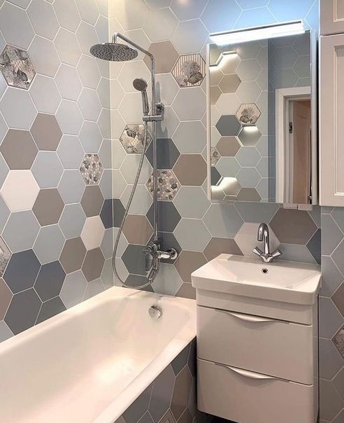Необычный дизайн интерьера ванной комнаты. Не часто встречается подобная цветовая гамма и форма плитки