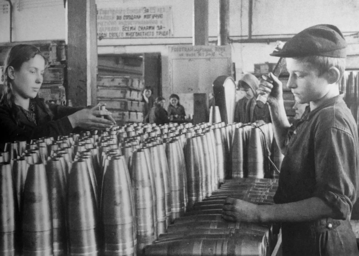 Фото nik. Дети ВОВ 1941-1945 на заводе.