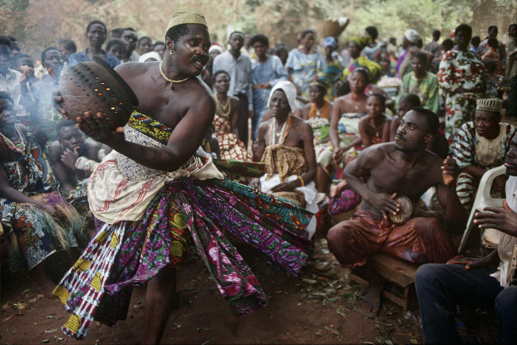 Ритуальные танцы мужчин племени. Праздник вуду в Бенине.