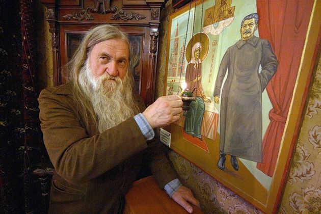 Почему Сталина изображают на православных иконах и кто перед ним крестится